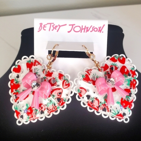 🔹️Betsey johnson🔹️ Lace Heart Strawberry 🍓 Earrings - Picture 2 of 4